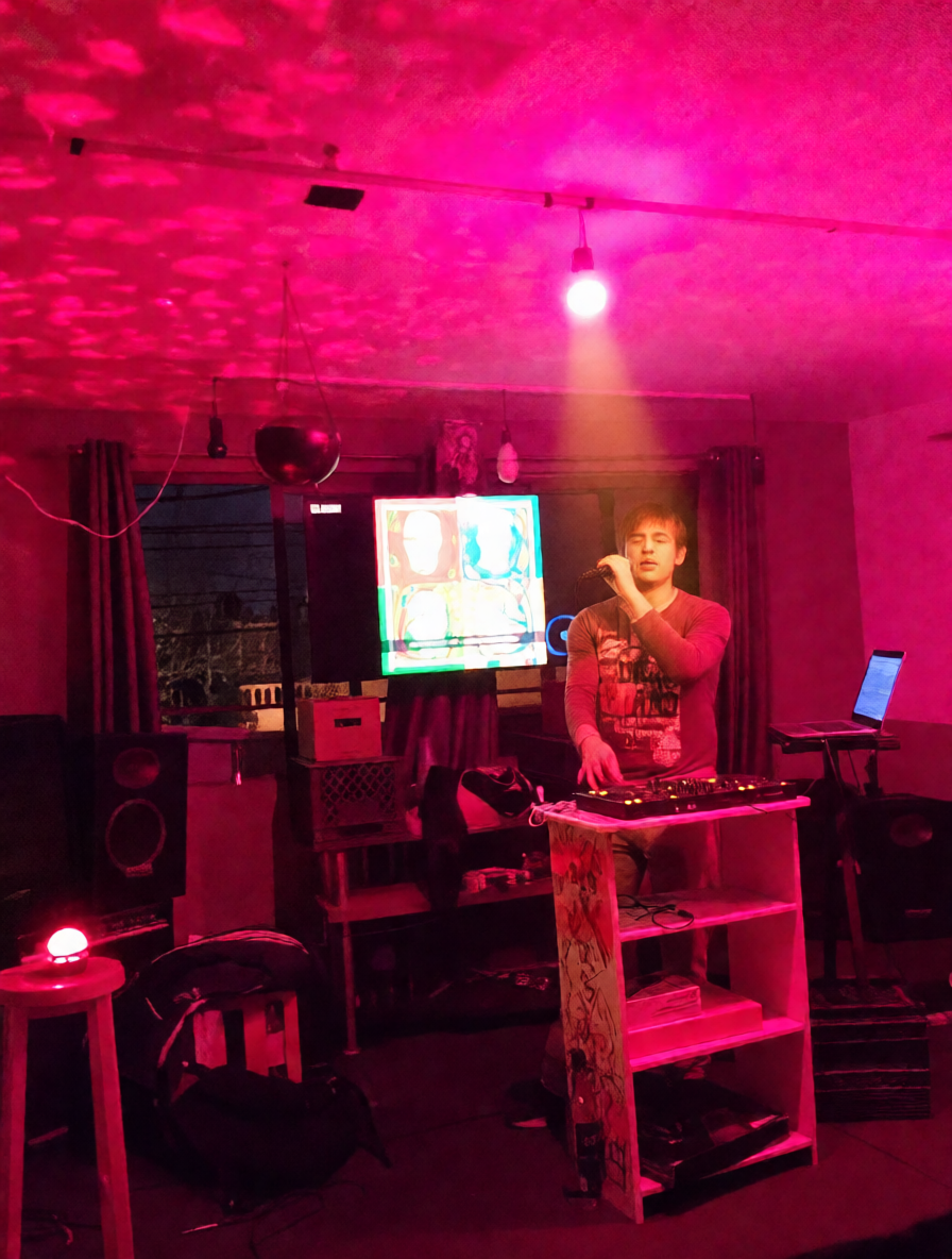 Profesor enseñando música en Harmonium Colinas